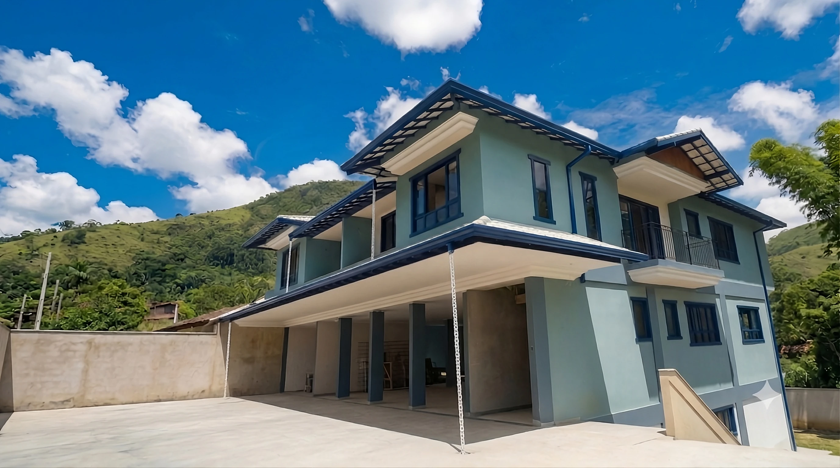 Fachada residencial com calhas Constru-Calhas instaladas